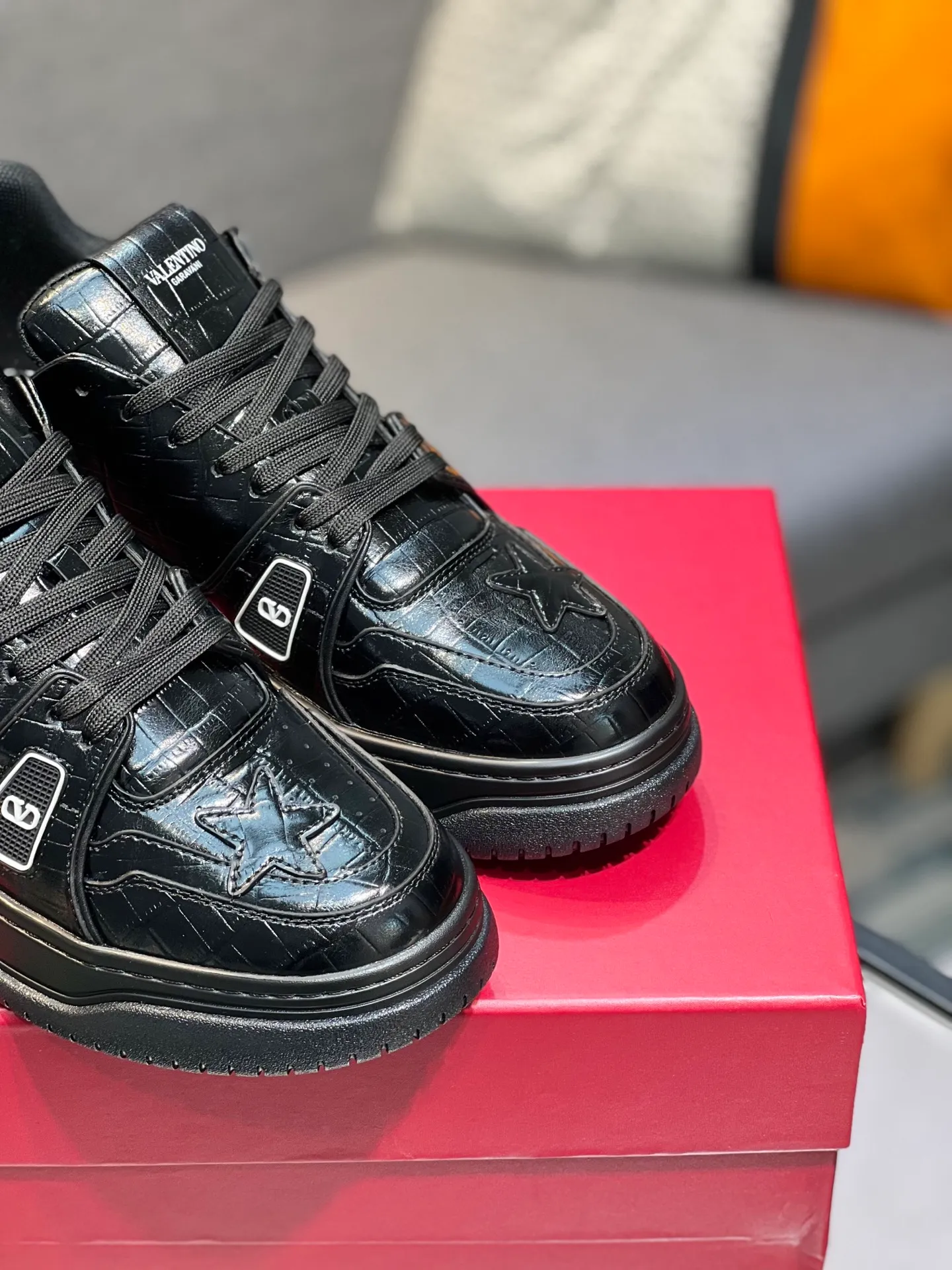 Men's Men's Shoes 💰660 Valentino 2023 early autumn new star shoes are now online! Wang Hedi and Ren Jialun have been worn by many celebrities. Who can refuse the same couple shoes as Wang Hedi! The design of Stars Stab My Heart is cool and spicy. The material of the shoes is cowhide, and every color is beautiful! Size 35-40, men’s size 39-44 (women’s 41, men’s 38, 45🉑️customized)
